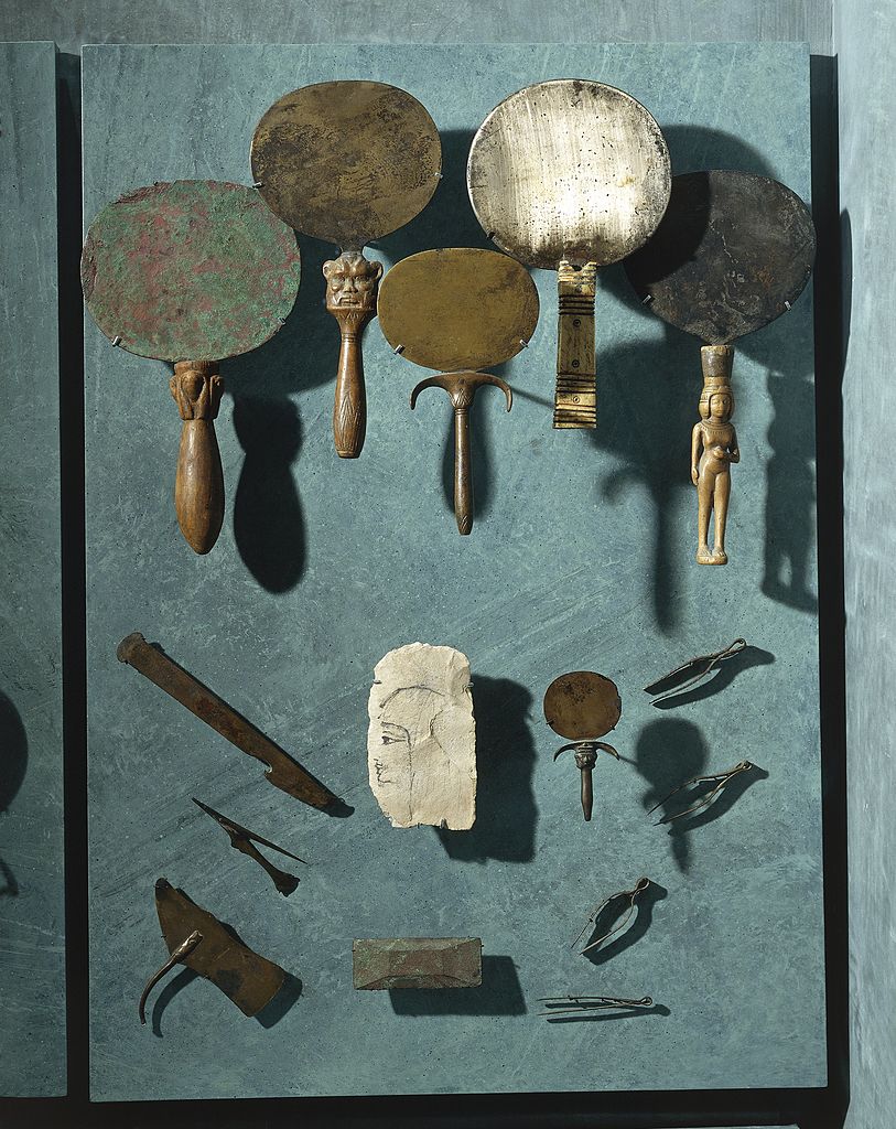 Óegyiptomi tükrök és szőrtelenítésre használt eszközök (fotó: DEA / G. DAGLI ORTI/De Agostini via Getty Images)