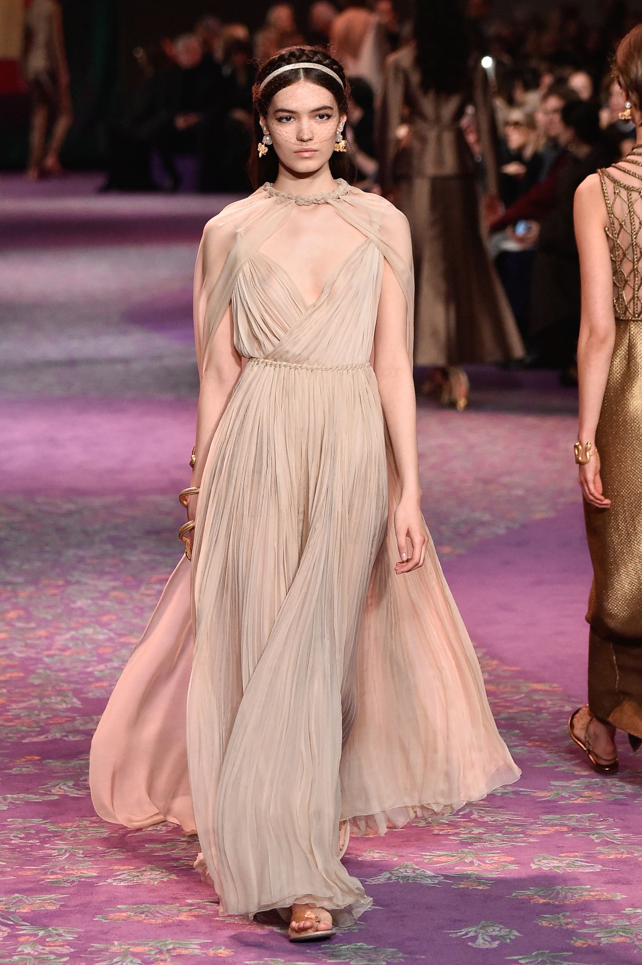 Köpennyel kombinált alkalmi ruha a Dior 2020 tavaszi-nyári Haute Couture kollekciójában.