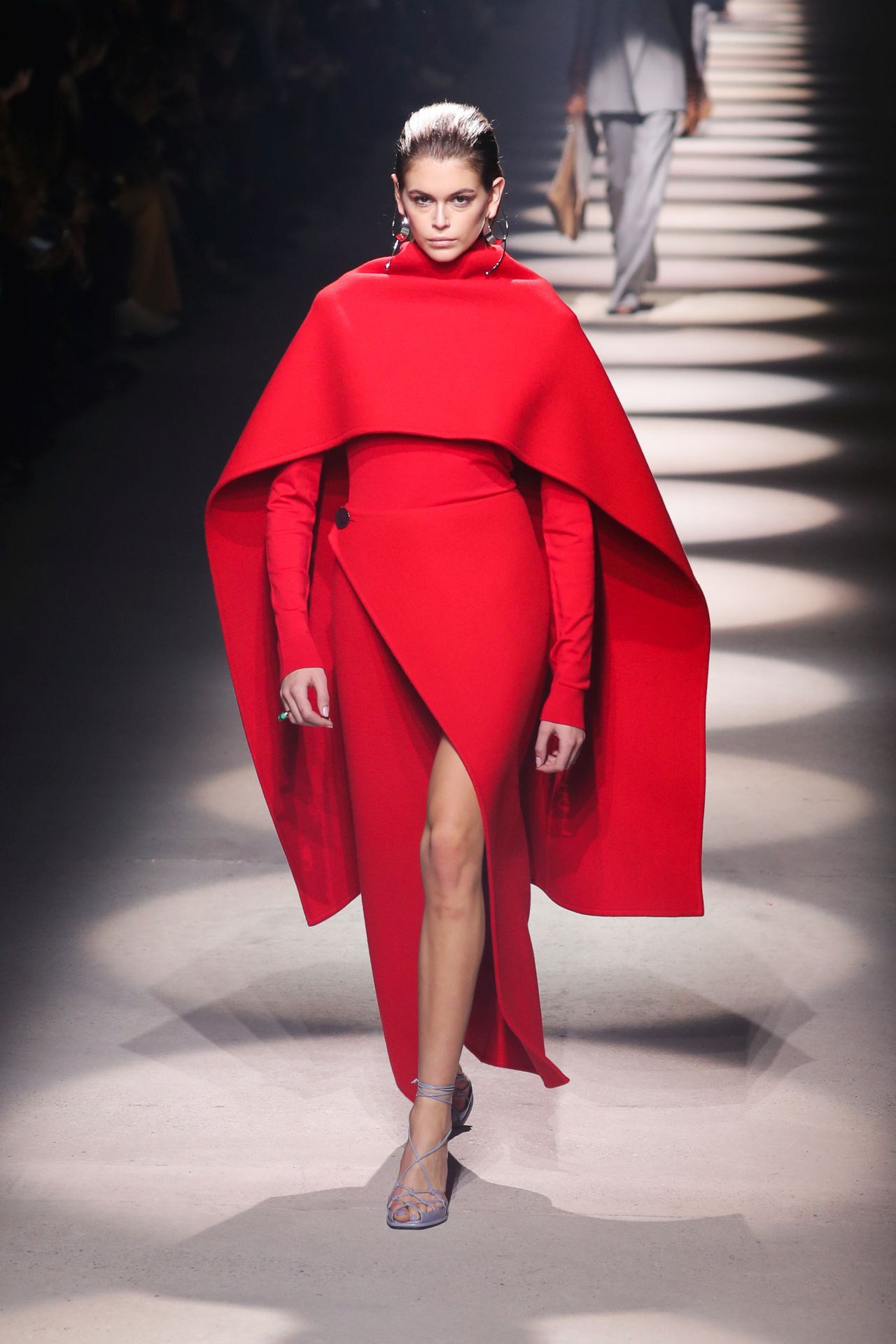 Köpennyel kombinált ruha a Givenchy 2020/2021 őszi-téli kollekciójában.