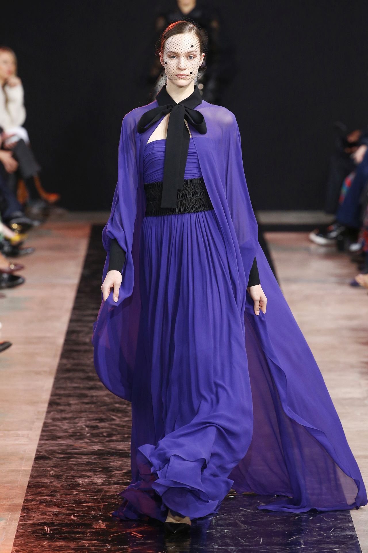 Köpennyel kombinált alkalmi ruha az Elie Saab 2020/2021 őszi-téli kollekciójában.