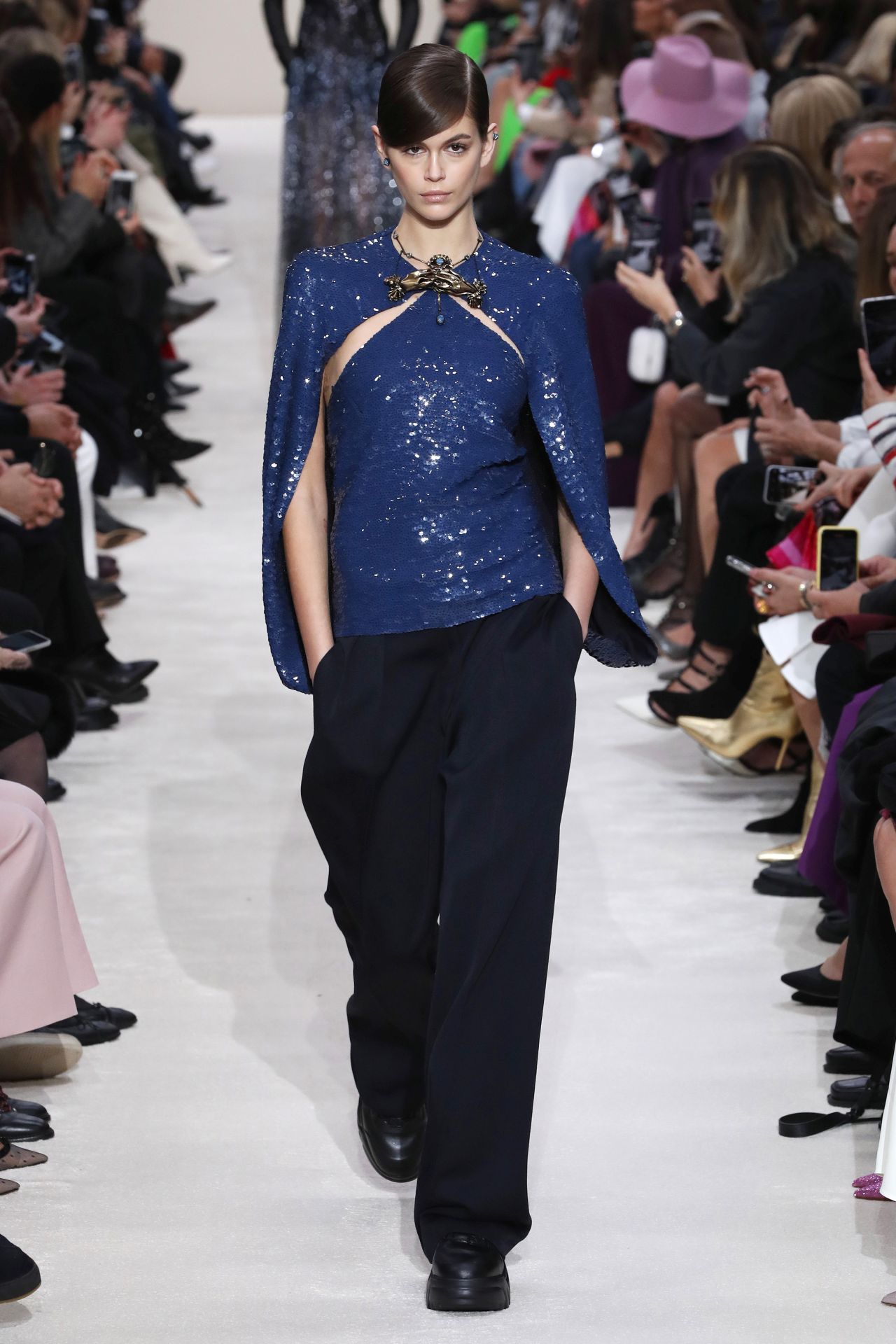 Köpennyel kombinált alkalmi ruha a Valentino 2020/2021 őszi-téli kollekciójában.