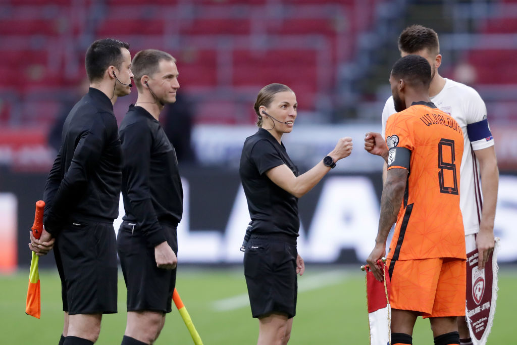 Innovációnak nevezhető, hogy Stéphanie Frappart női segédbíróként szerepel a foci EB-n a játékvezetők listáján