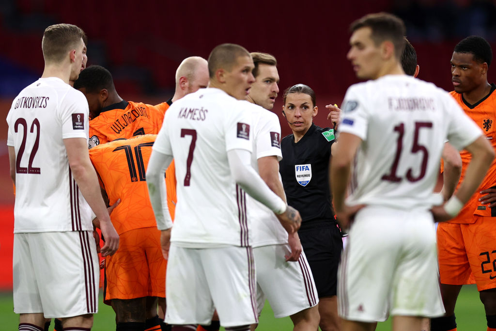 Stephanie Frappart hamar rendet tesz a pályán, ez a Lettország-Hollandia meccsen is kiderült március végén