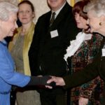 Angela Lansbury és II. Erzsébet királynő