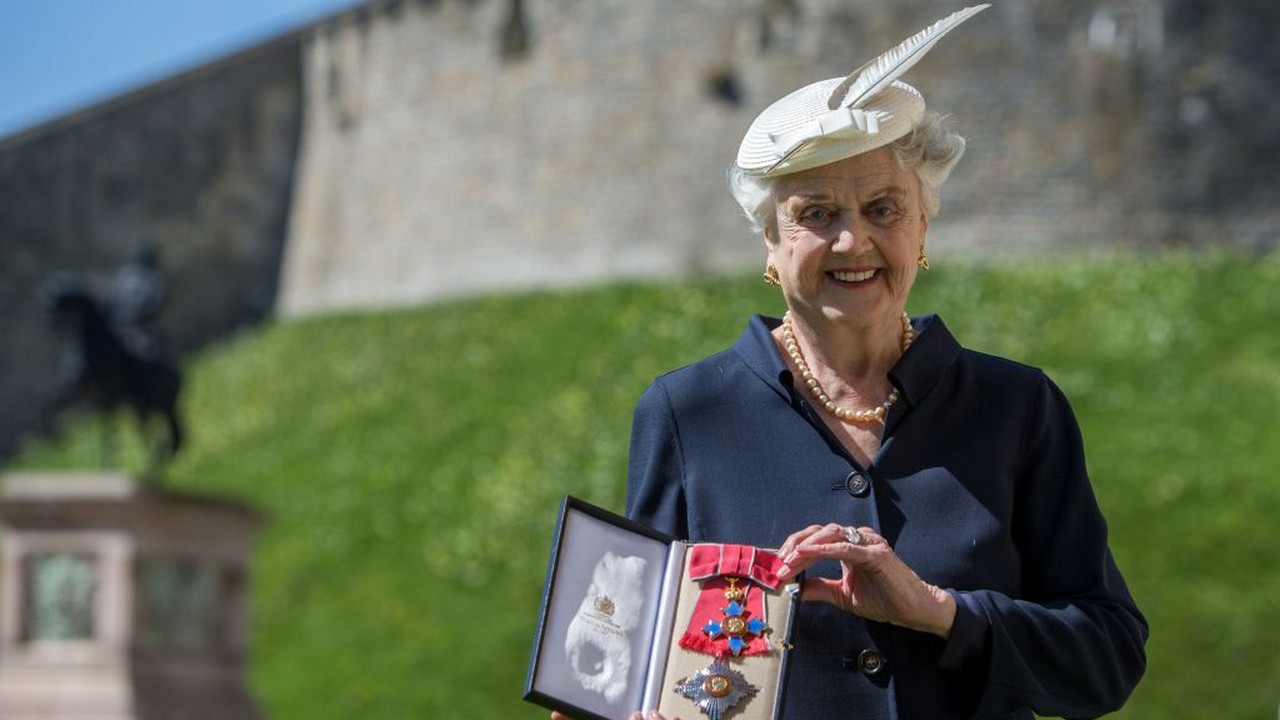 Angela Lansbury a Dame kitüntetéssel