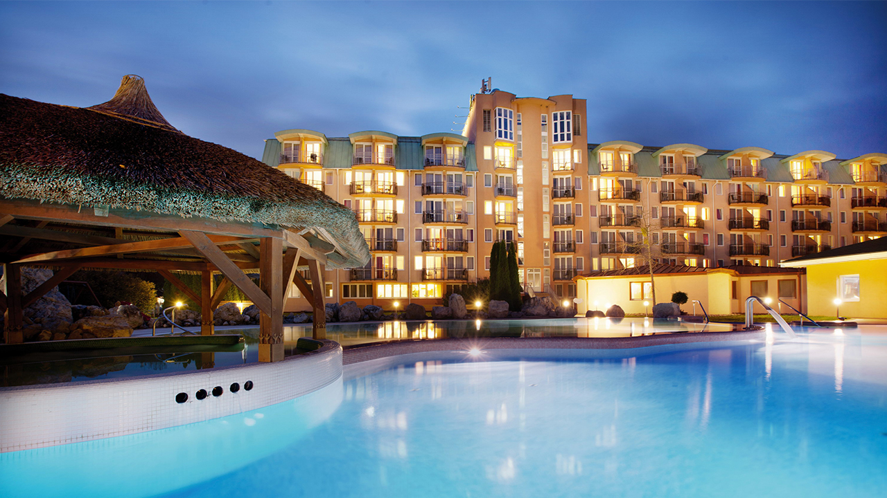 Hotel Európa Fit**** - Acapulco medence