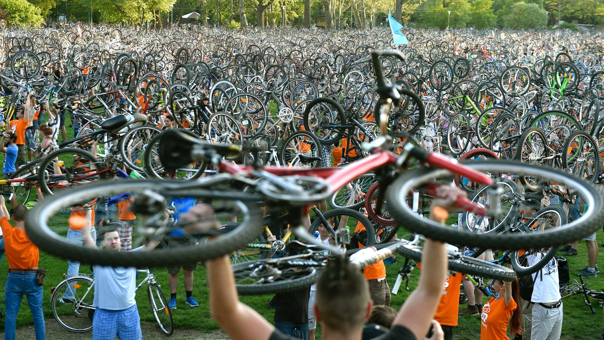 Bringaemelés az I bike Budapest bringás felvonuláson