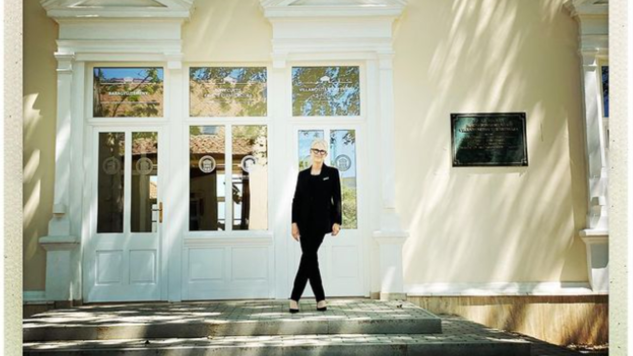 Jamie Lee Curtis Magyarországon ellátogatott az édesapja, Tony Curtis emlékére létrehozott kiállításra