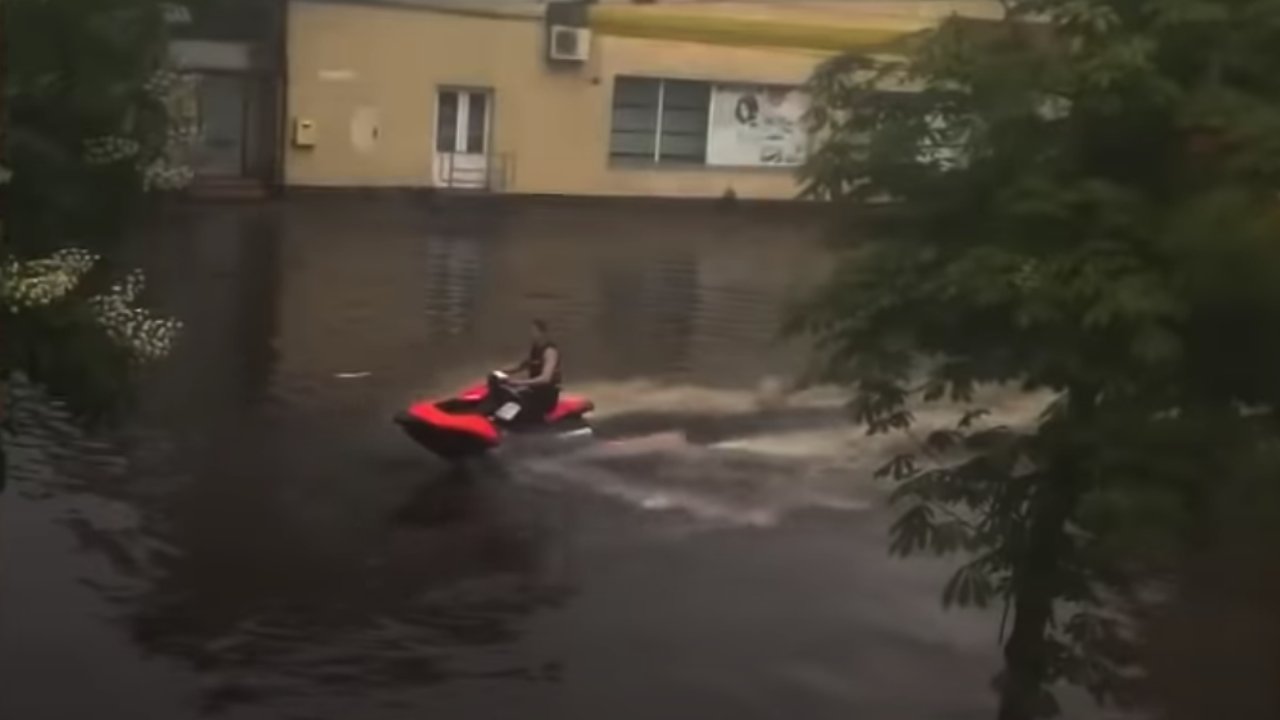 Jet skiző férfi az özönvízben