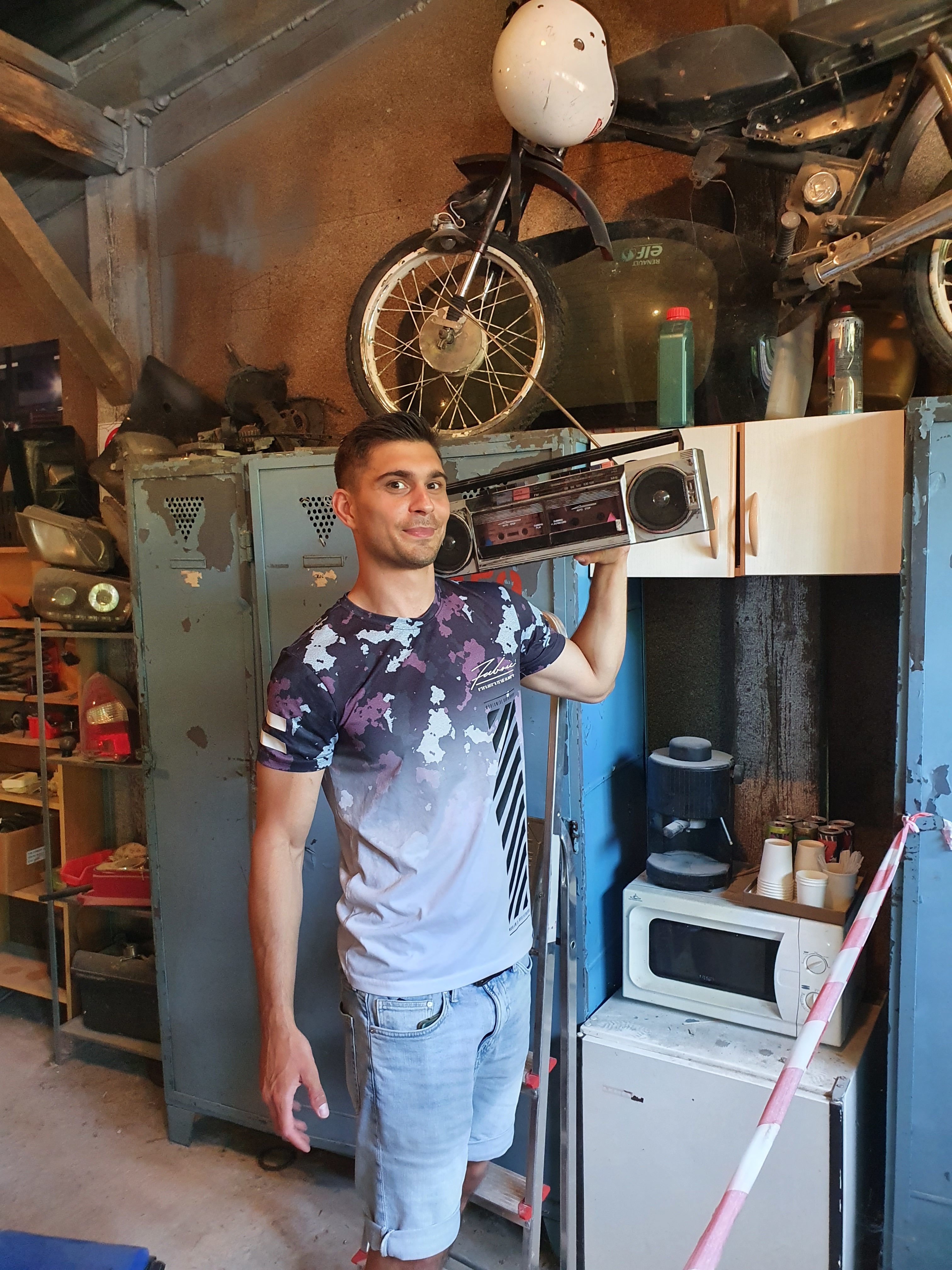 Petri Viktor az autóműhelyben árult el részleteket a Keresztanyu forgatásáról