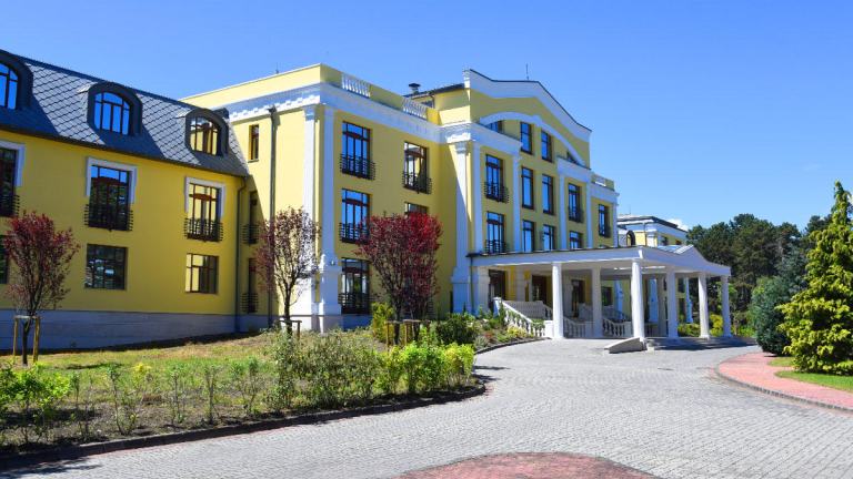 Már csak azért is, mert az apartmanhotelek lakói számos kiváló szolgáltatás vehetnek majd igénybe kezdve a saját-termálvizes kültéri és beltéri medencéktől a szauna parkon és beauty centeren át az I. osztályú étteremig. Mindezeken felül az exkluzív épületkomplexumban még egy magánklinika is helyet kap majd a jövőben