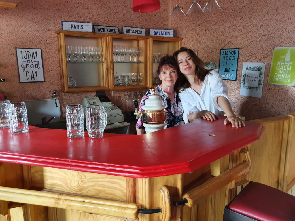 Dzsupin Ibolya és Maizác Fanni is megtanultak sört csapolni a Keresztanyu forgatásán