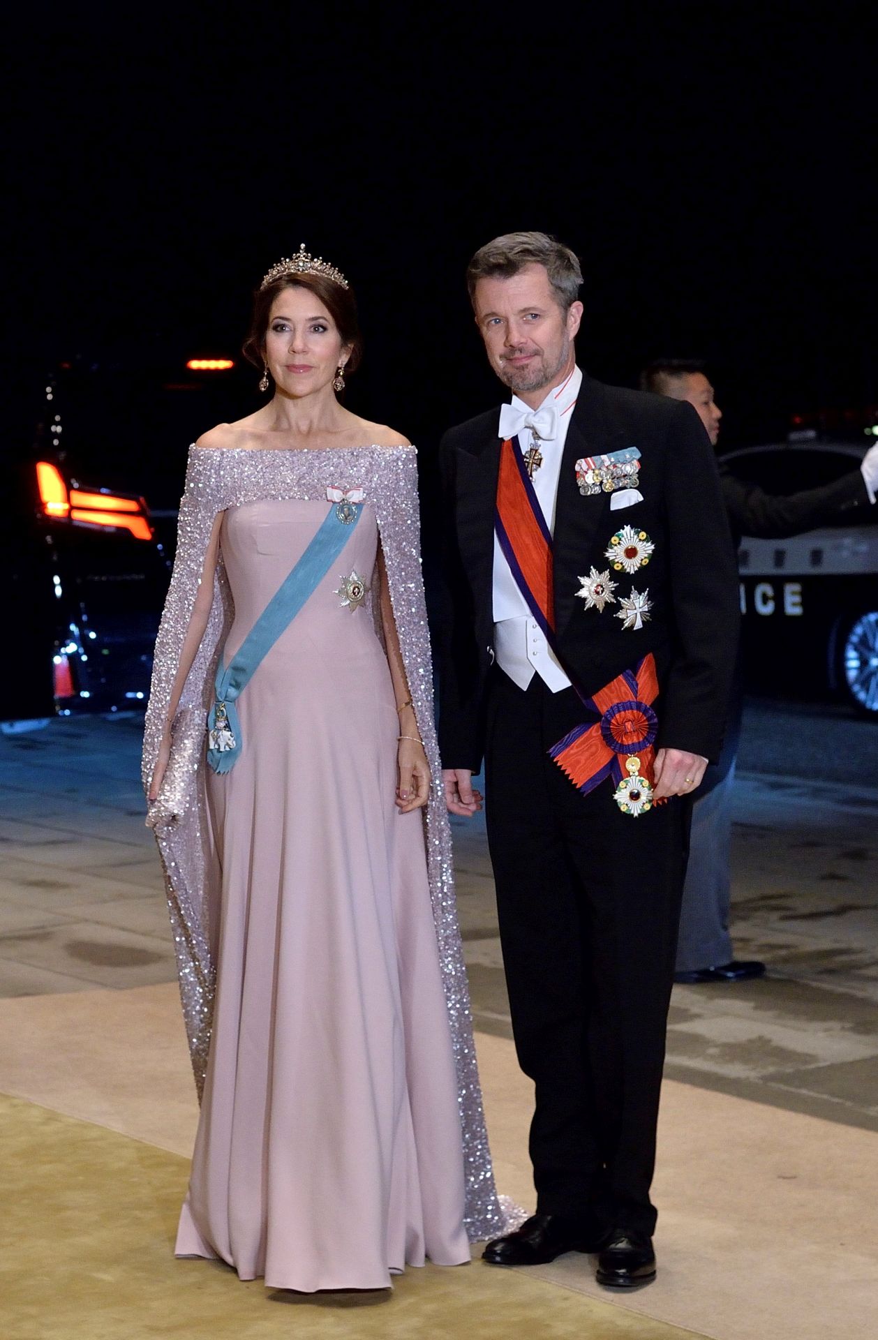 Mária dán királyi hercegné 2019-ben viselte ezt a köpennyel kombinált estélyi ruhát.