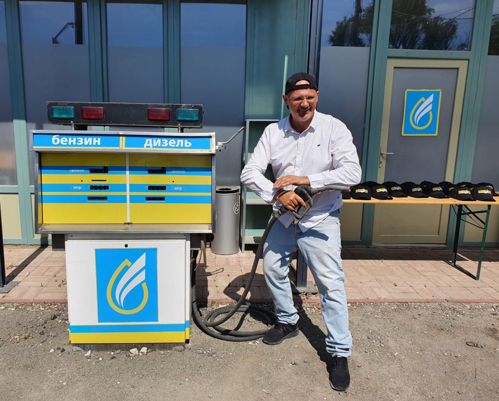 Oleg Tatarenko szerepében Magyar Attila látható, aki a Keresztanyu túrák egyik idegenvezetője is 