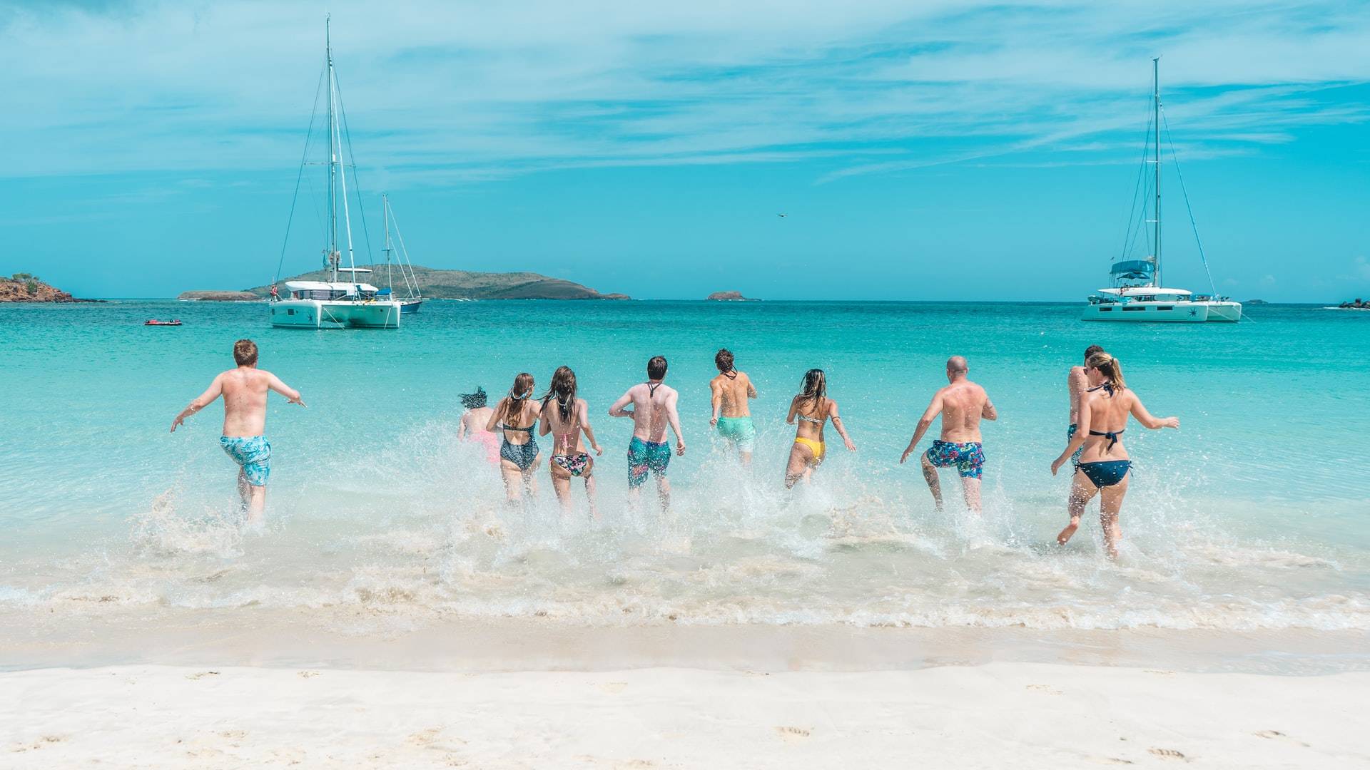 barátok a tengerparton