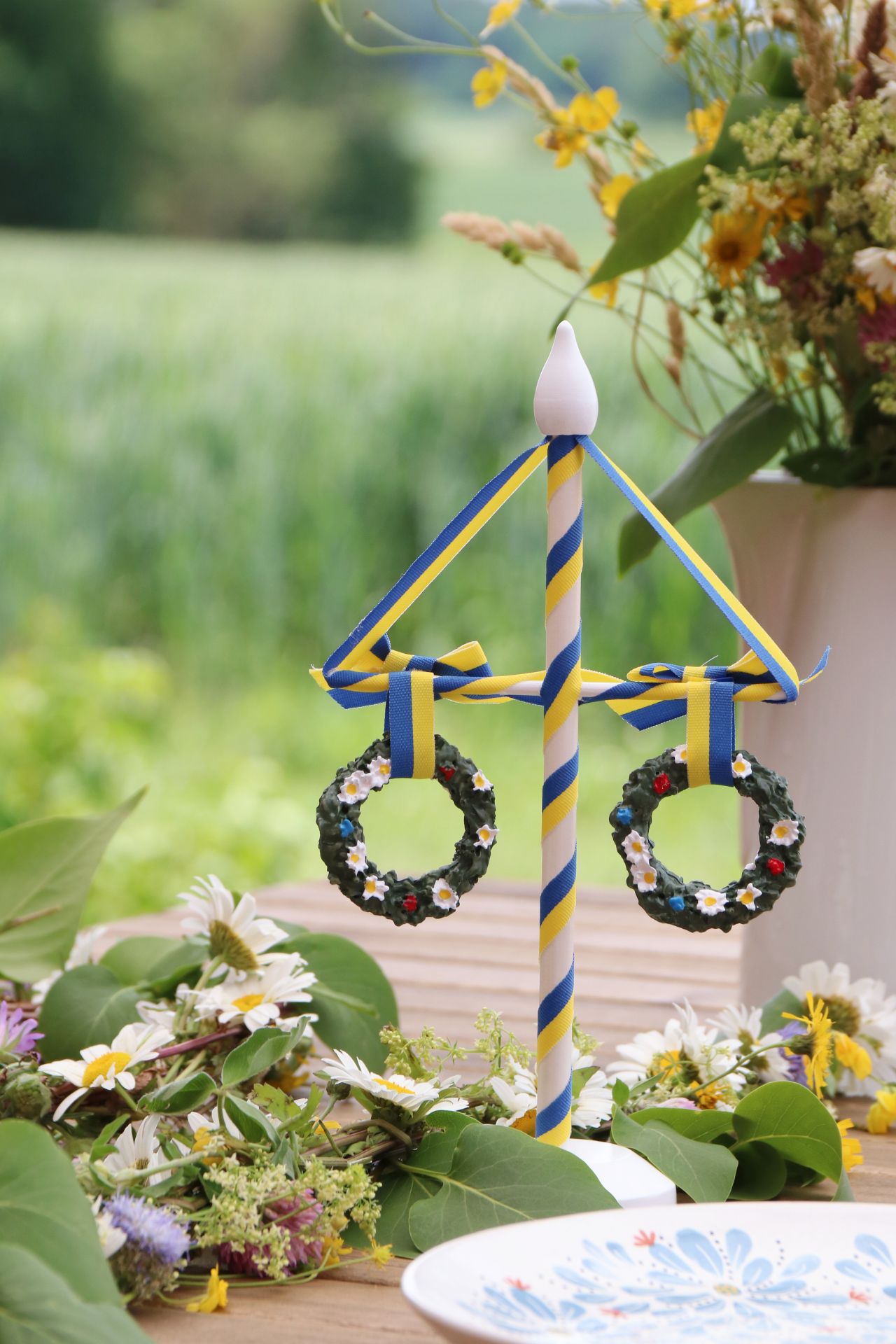 A midsommarstång, azaz májusfa, a Midsommar ünnep jelképe 