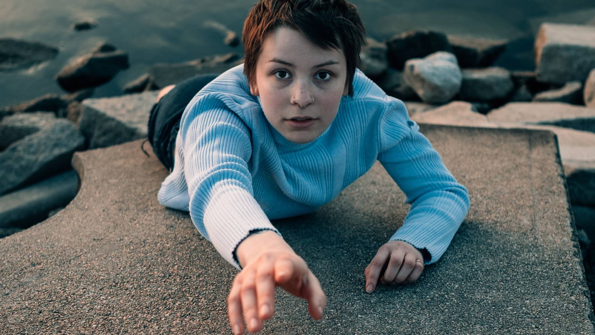 nő segítségért nyúl