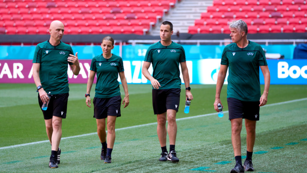 A magyarországi meccsen az EB női bírója, Stéphanie Frappant