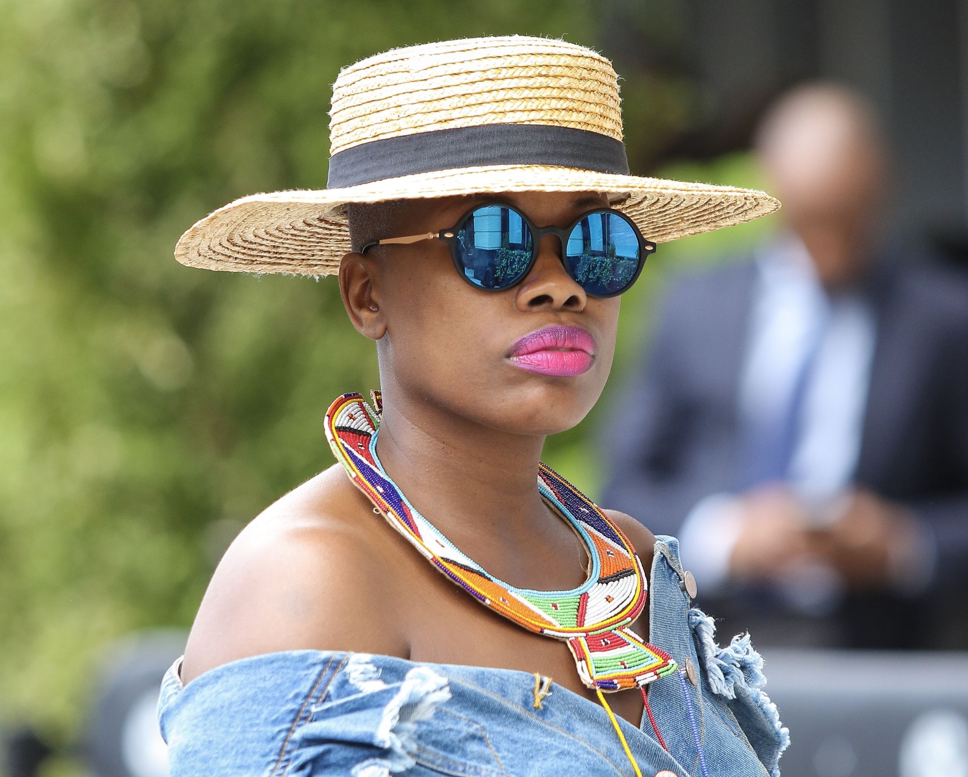 A fekete szalag, mint díszítés, nagyon népszerű lett a szalmakalapokon.