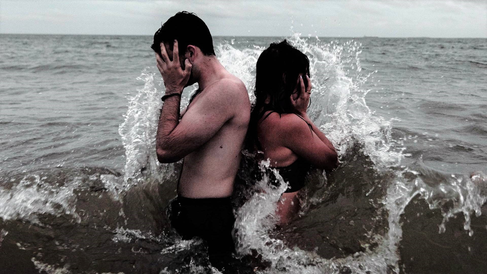 szomorú pár a tengerben