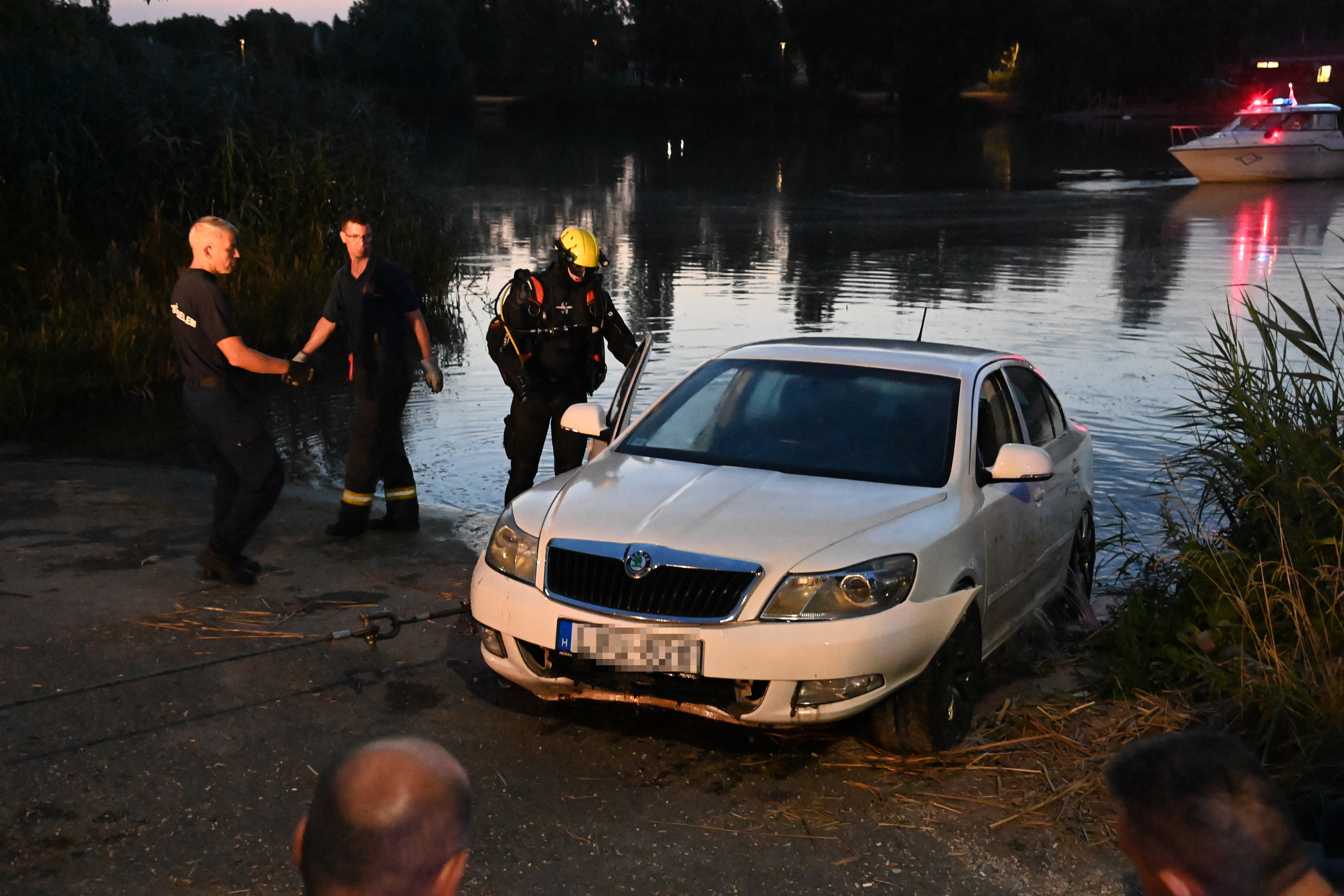 Amikor már kint az autó a Dunából (MTI/Mihádák Zoltán)