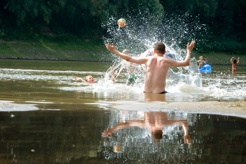 Élővízben úszni veszélyesebb, mint a medencében