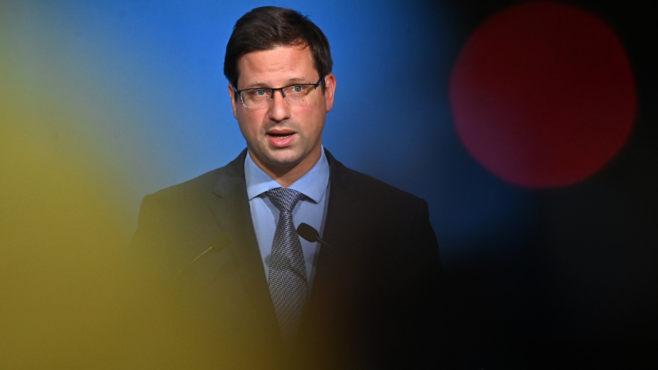 Gulyás Gergely és a Kormányinfó (fotó: MTI/Illyés Tibor)