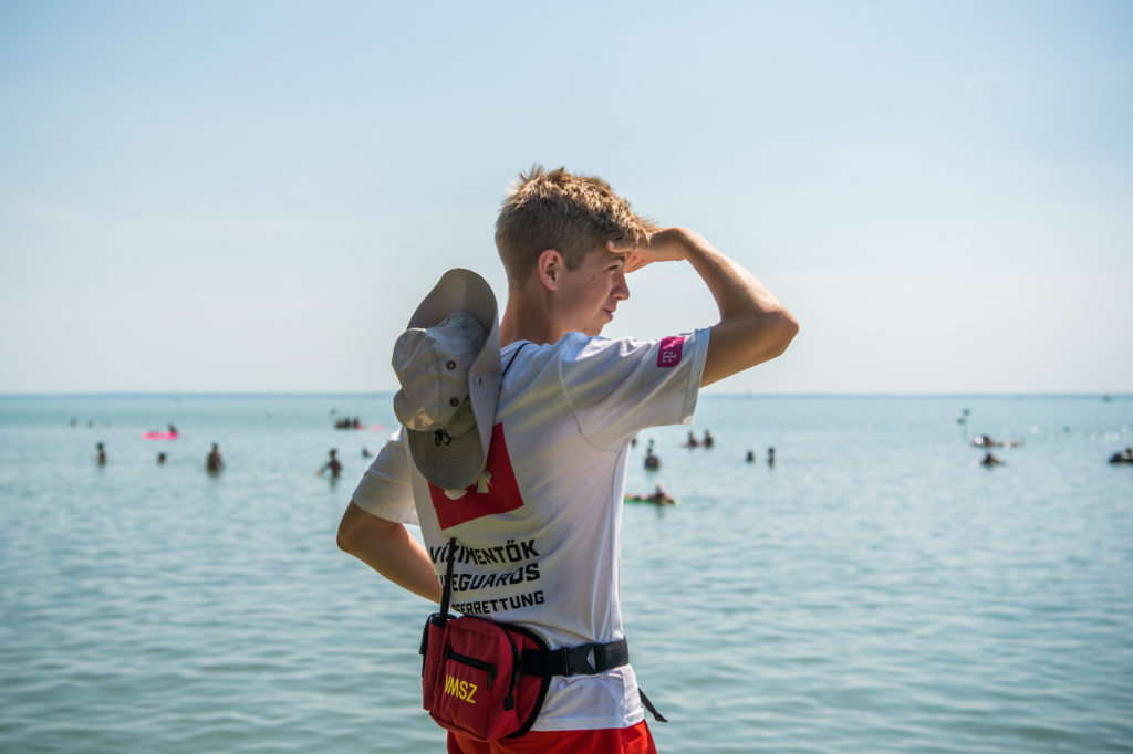 Élővízben úszni veszélyesebb, mint a medencében