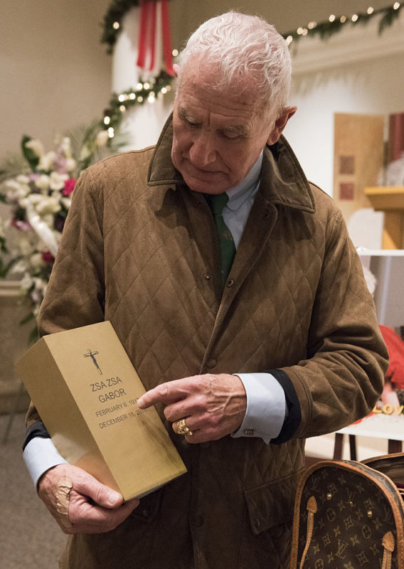 Anhalt herceg felesége urnájával