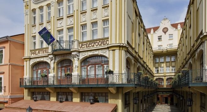 Látvényos, elegáns épület. Fotó: https://palatinusgrandhotel.hu/
