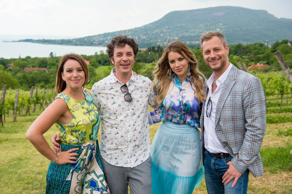 A Nyár 21 műsorvezetői: Rátonyi Kriszta és Fodor Imre, valamint Somossy Barbara és Forró Bence