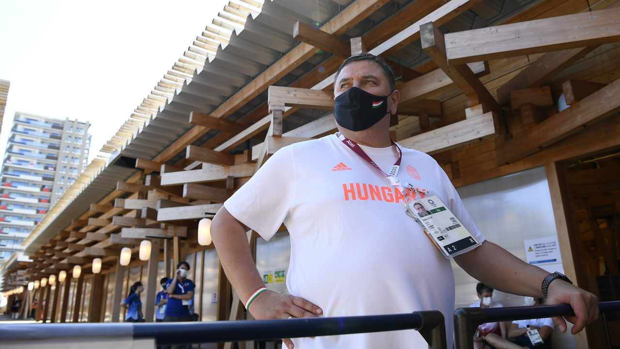 Elek Gábor, a nõi kézilabda-válogatott szövetségi kapitánya nyilatkozik az MTI sportújságírójának a tokiói olimpiai faluban 2021. július 18-án. / MTI/Kovács Tamás