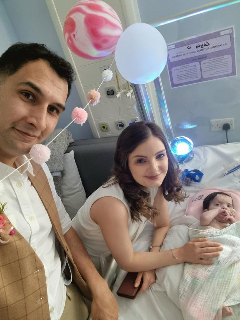 Karim Rezaie és Louise Rezaie a kis Layla-val (fotó: Profimédia)