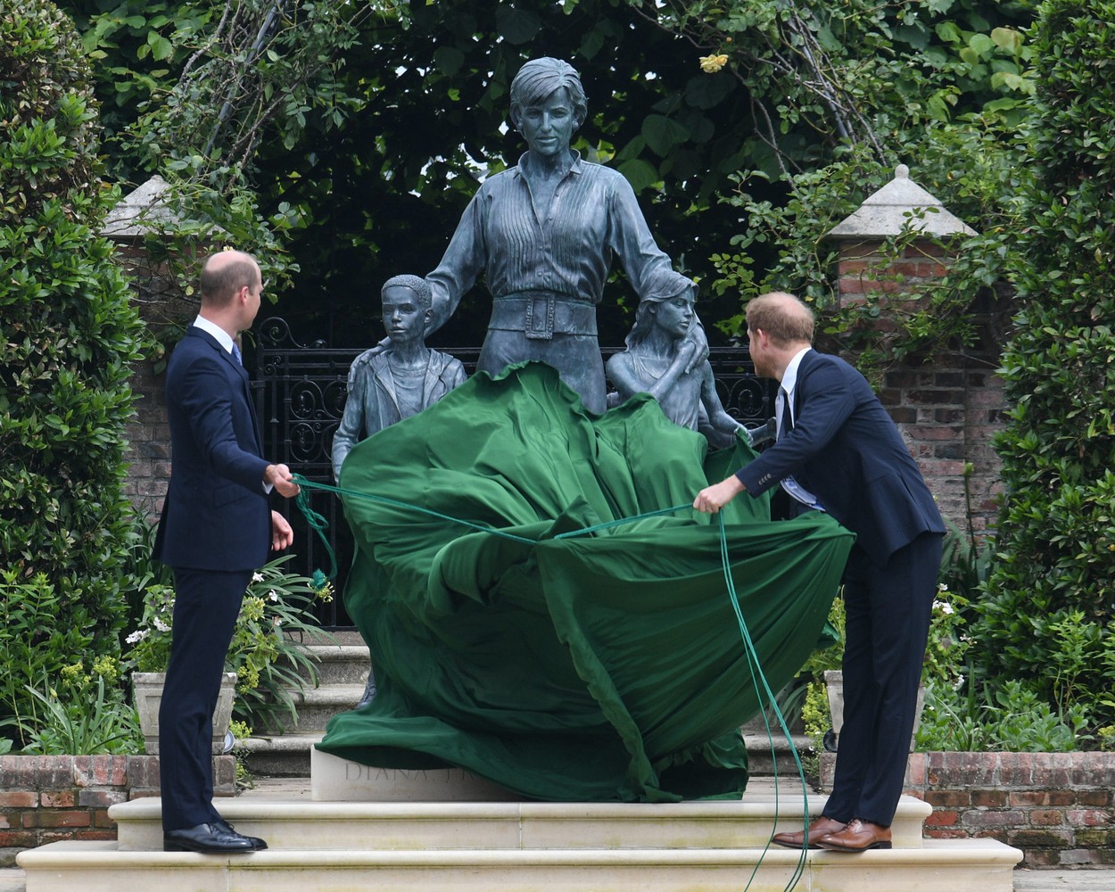 Harry herceg és Vilmos herceg a Diana szobornál
