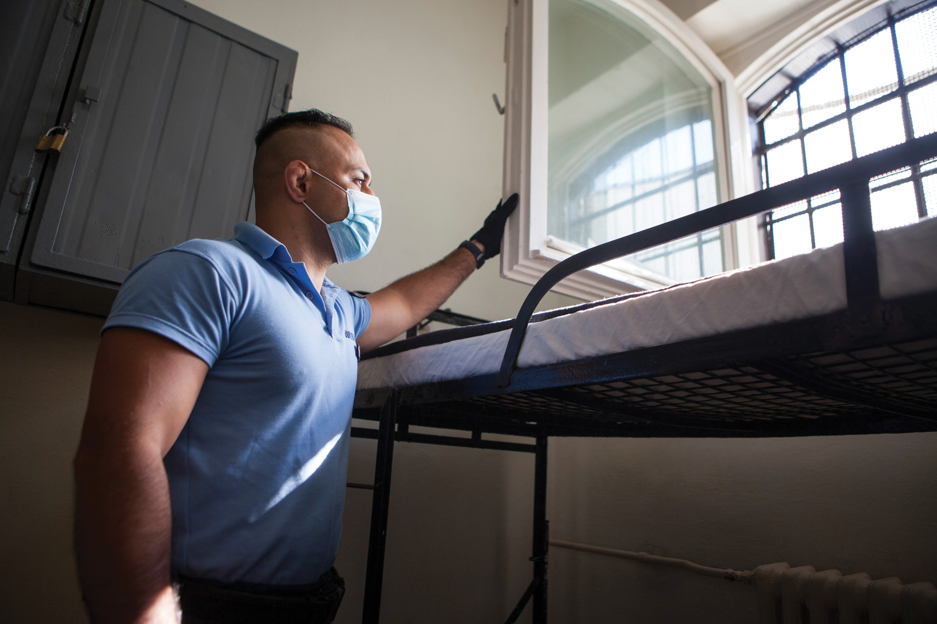 Menekültként érkezett Iránból, most a belvárosi börtönben börtönőr