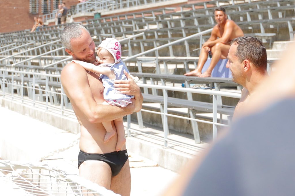Szivós Márton a kislányával, Izabellával (Fotó: waterpolo.hu)