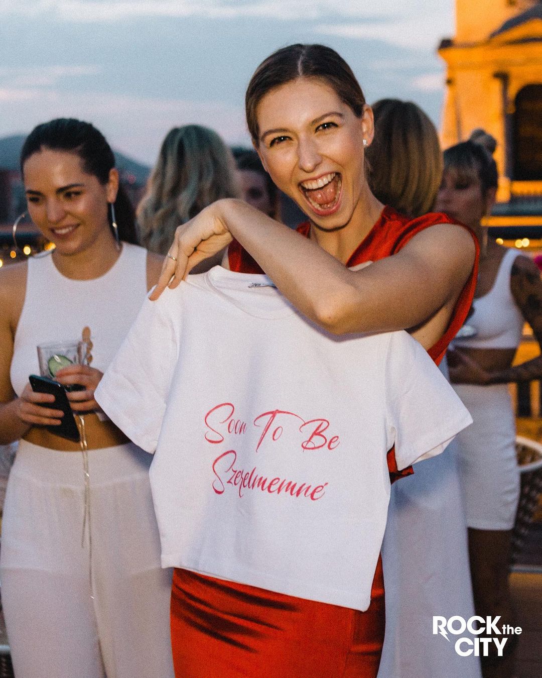 Dallos Bogi és Puskás Peti összeházasodik