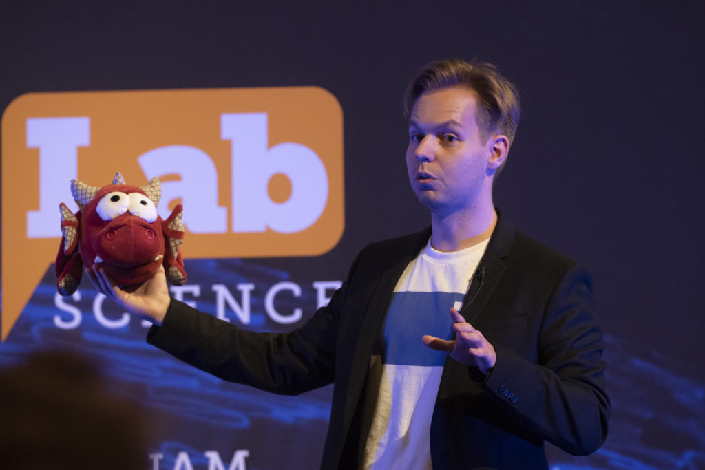 Virtuális valósággal segítenek a daganatos betegséggel küzdő gyerekeknek