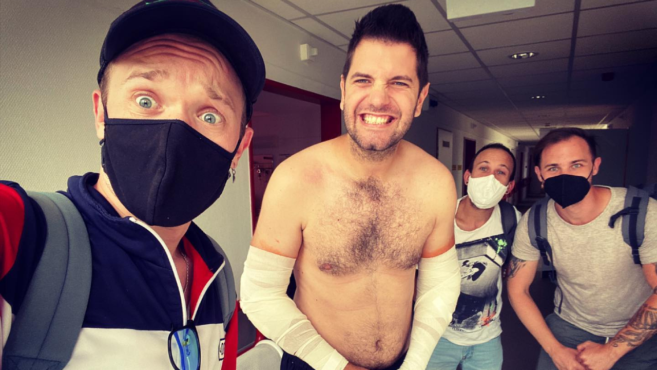 A Chain Bridge Pop együttes basszusgitárosa, Szombathelyi Dávid mindkét könyökét eltörte