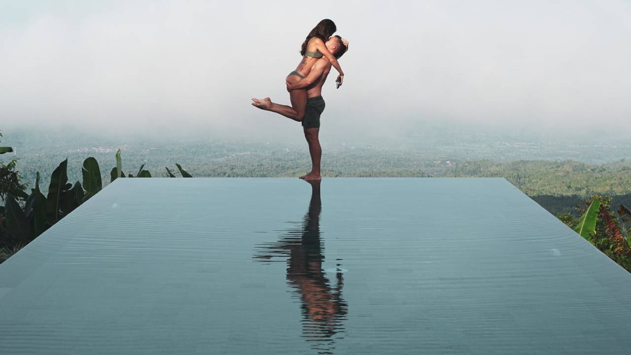 szerelmespár tükröződik