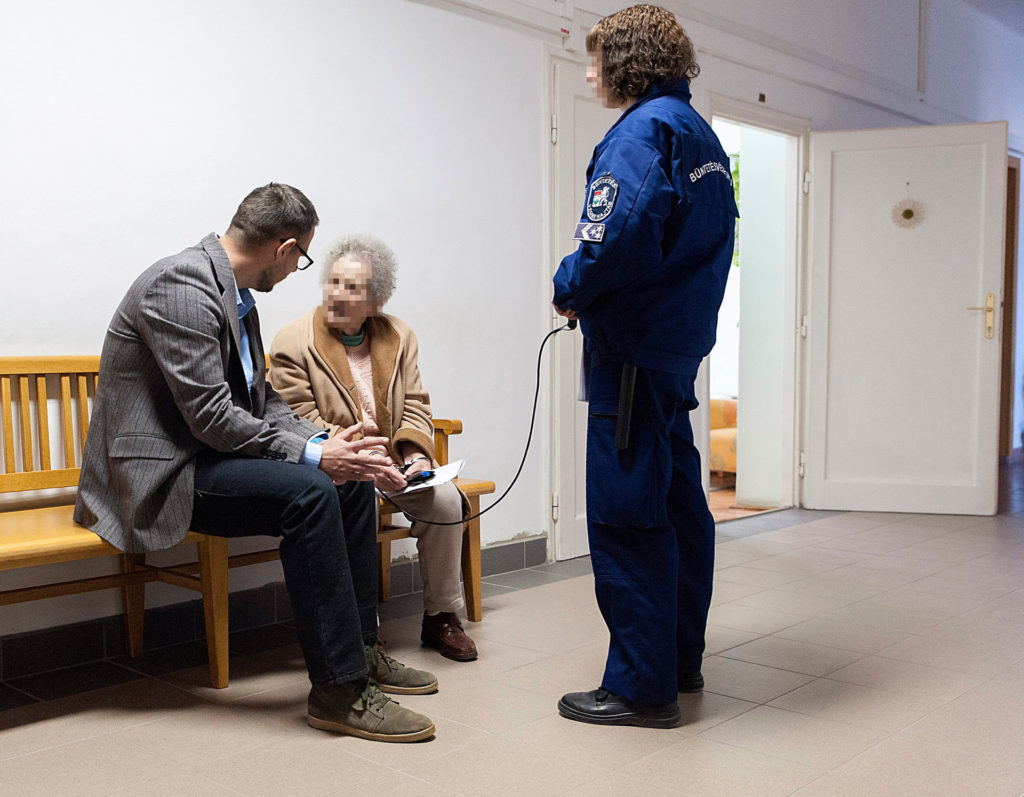 Repülős Gizi ügyvédjével konzultál a Győri Járásbíróság folyosóján, 2016-ban (MTI Fotó: Krizsán Csaba)