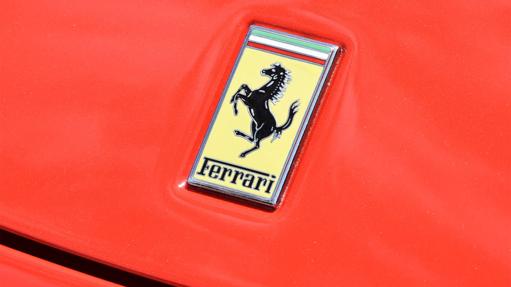 Beszorult egy Ferrari egy sikátorba