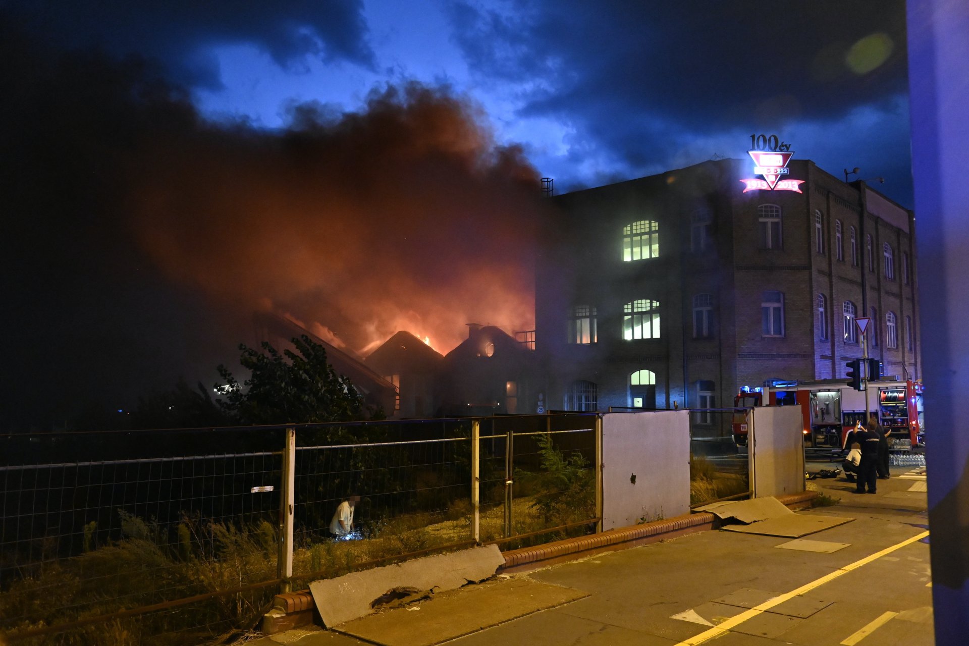 Hatalmas tűz ütött ki a Főtaxi Kerepesi úti központjánál, száz tűzoltó vonult a helyszínre