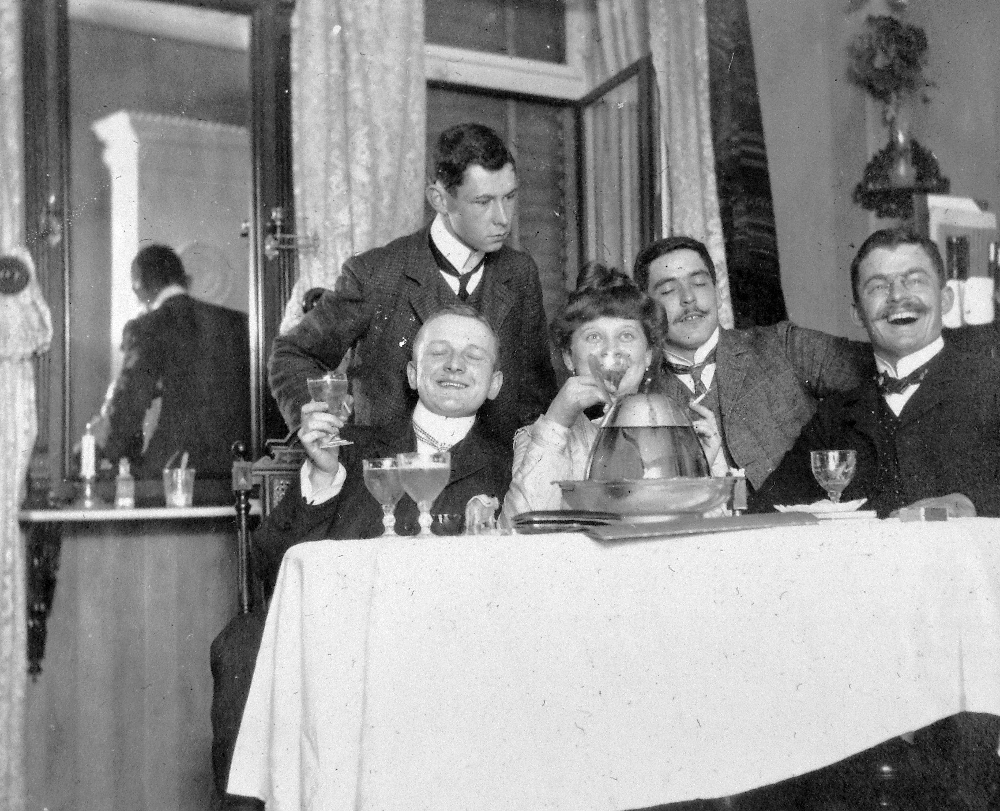 Mulatozó magyar a tízes évek végén (fotó: Fortepan/Kurutz Márton)