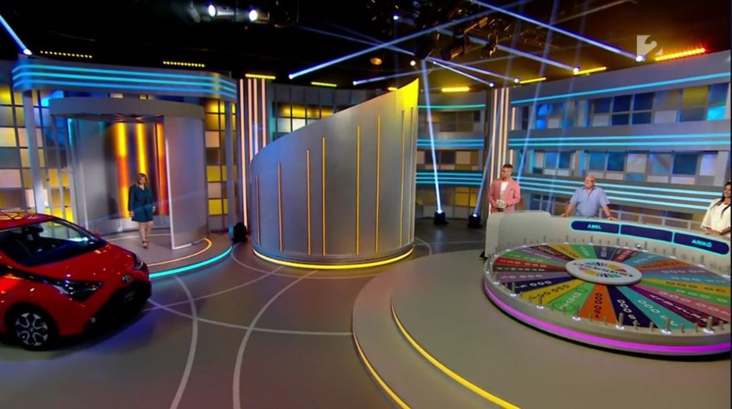 Gáspár Bea miniruhában érkezett meg a Szerencsekerék forgatására