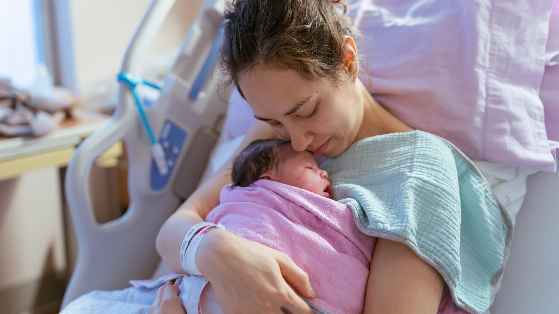 34 év: eddig kell anyává válnia a magyar nőnek