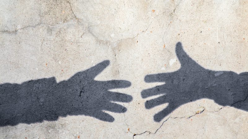 Árnyékok, kézfogás