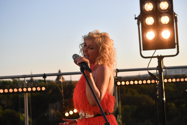 Köllő Babett énekesként ritkán szerepelt műsorokban