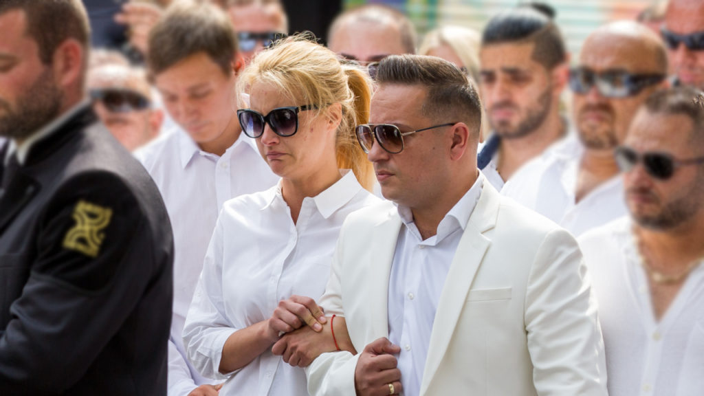 L.L. Juior és Hopp Csilla a kisfiúk temetésén is egymás támaszai voltak