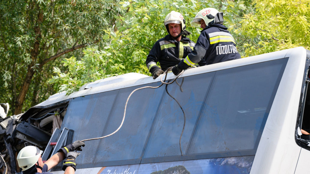 Hazaengedték az M7-es buszbaleset hét sérültjét